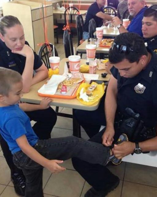 A Police Officer Helped a Little Boy Tie His Shoe—Seconds Later, Everyone in the Restaurant Froze